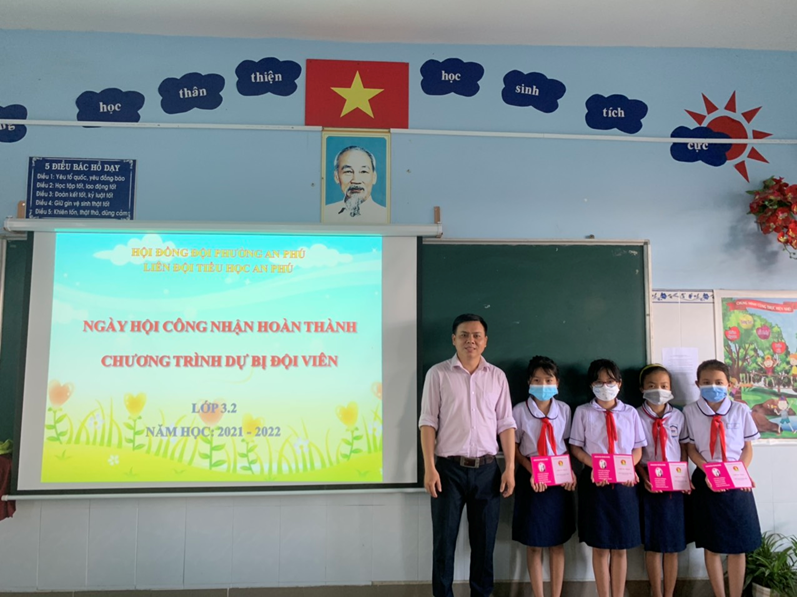 Trao giấy Cháu ngoan Bác Hồ cho các em học sinh