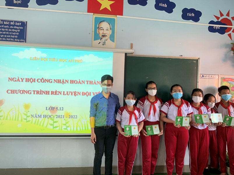 Trao giấy Cháu ngoan Bác Hồ cho các em học sinh