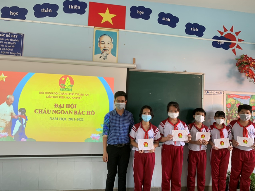 Trao giấy Cháu ngoan Bác Hồ cho các em học sinh