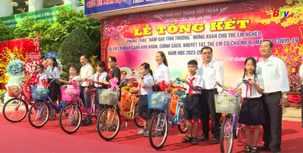 Đảng viên Chi bộ trường tặng xe đạp cho các em học sinh