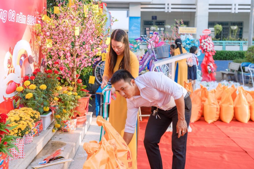 Quà tặng Mừng xuân 2024