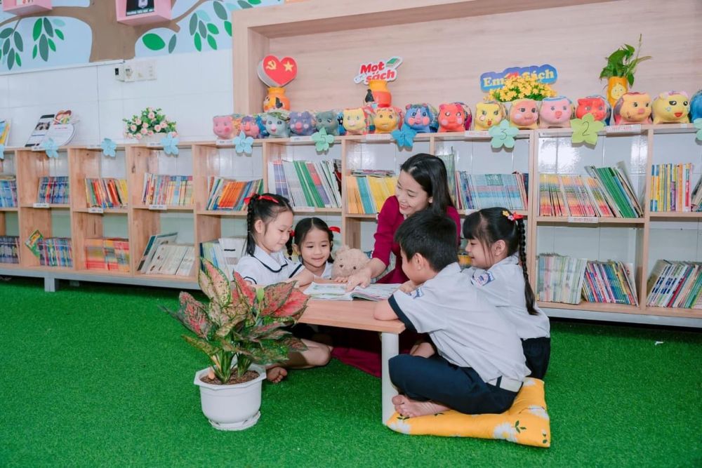 Cô giáo và các em học sinh