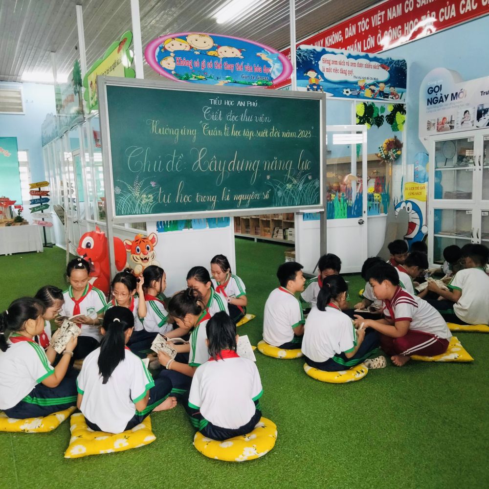 Các em học sinh hứng thú khi đọc sách