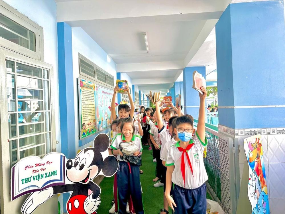 Các em học sinh đến thư viện đọc sách