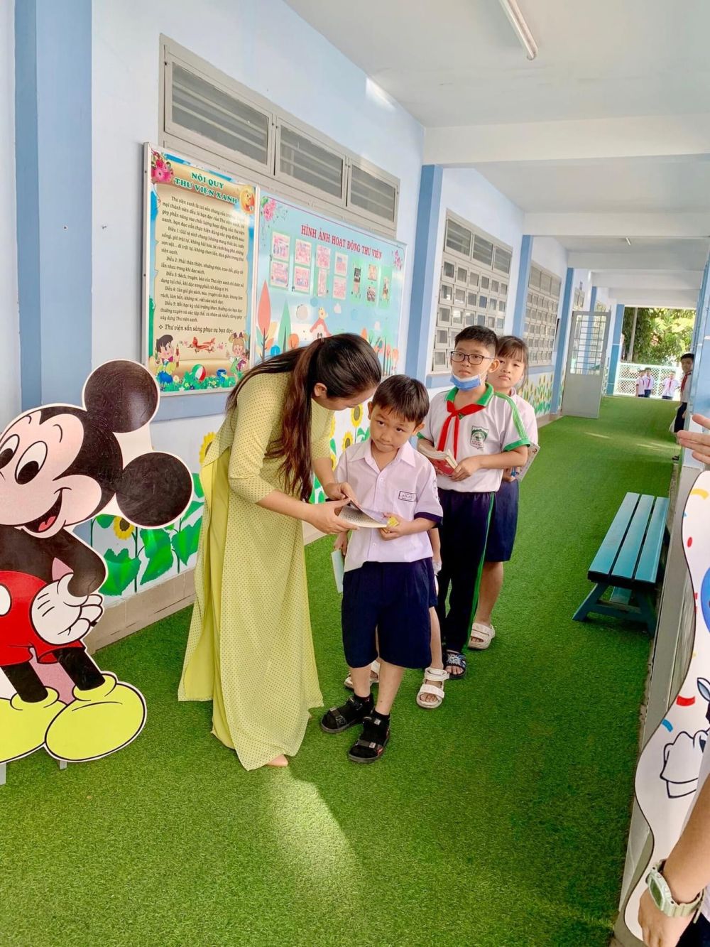 Cô giáo và các em học sinh 