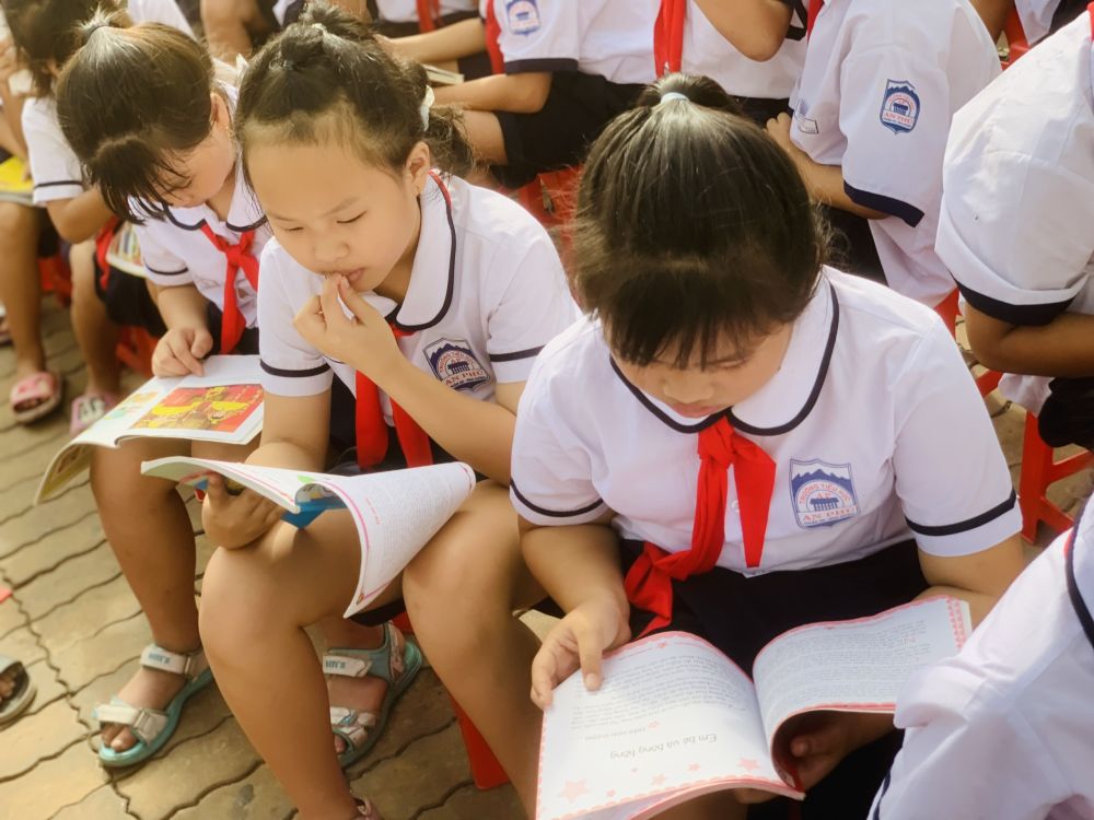 Các em học sinh Trường Tiểu học An Phú đọc sách 