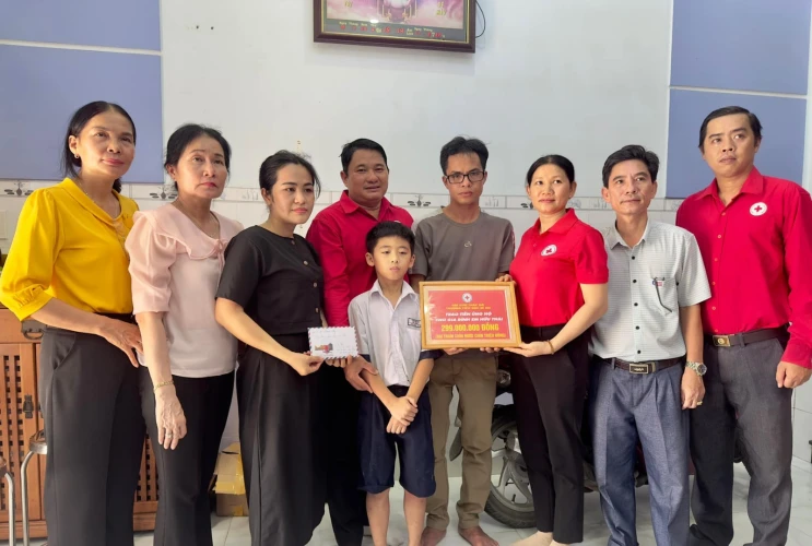 Hội Chữ Thập Đỏ trường Tiểu học Dĩ An tri ân các nhà hảo tâm