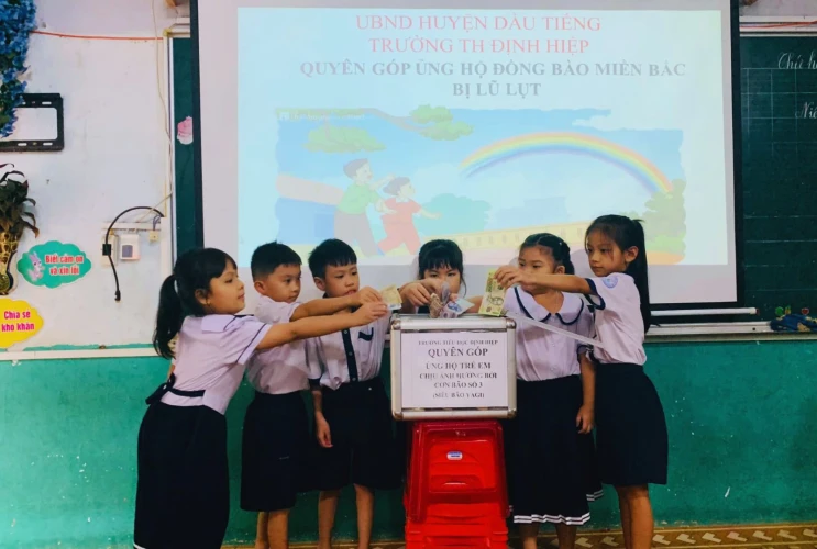 Ủng hộ đồng bào miền Bắc bị ảnh hưởng bởi siêu bão Yagi