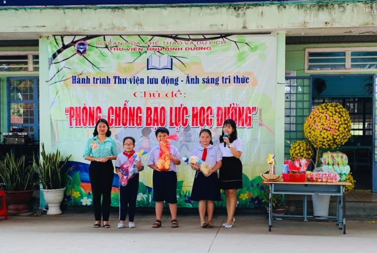 Tuyên truyền phòng chống bạo lực học đường và ra mắt “Tủ sách Măng Non”