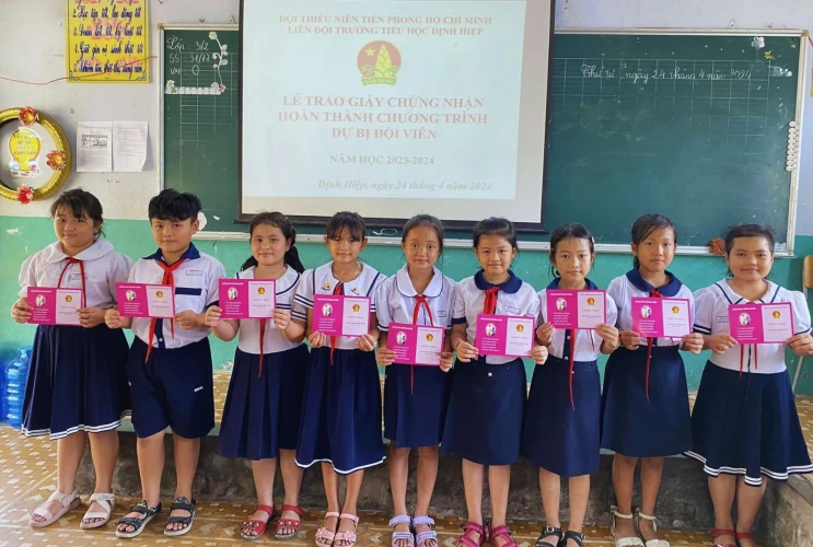 Lễ trao GCN cho Đội viên Xuất sắc năm học 2023-2024