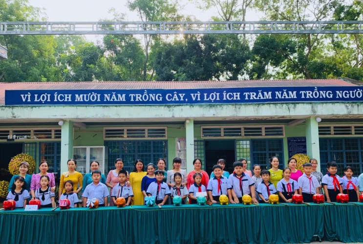 Tổ chức đập heo đất gây quỹ hỗ trợ học sinh khó khăn