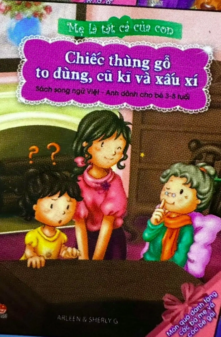 Chiếc thùng gỗ to đùng, cũ kĩ và xấu xí