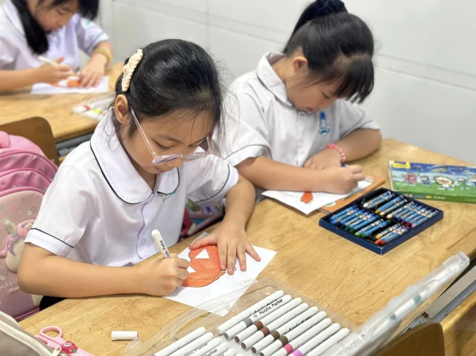 Hoạt động trải nghiệm “Mặt nạ hoá trang Halloween”