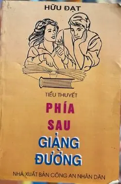 Phía sau giảng đường