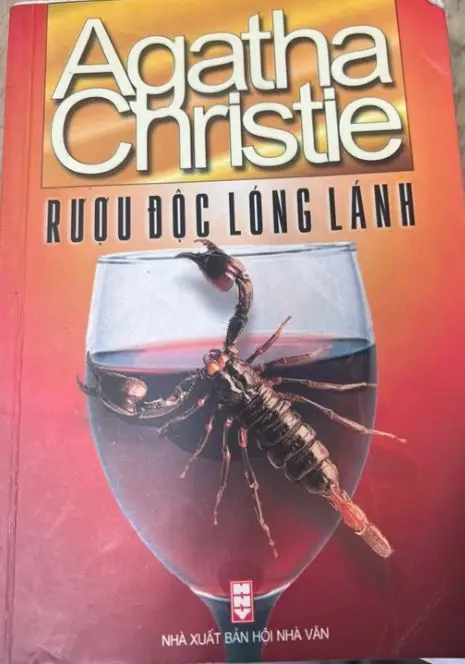 Rượu độc lóng lánh