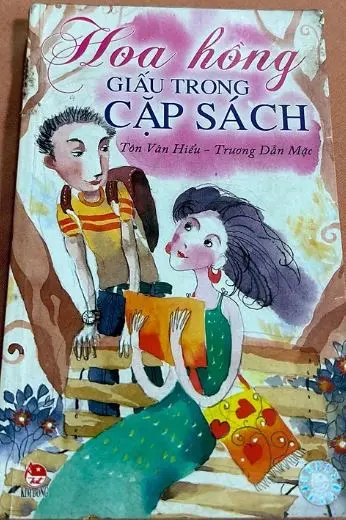 Hoa hồng giấu trong cặp sách