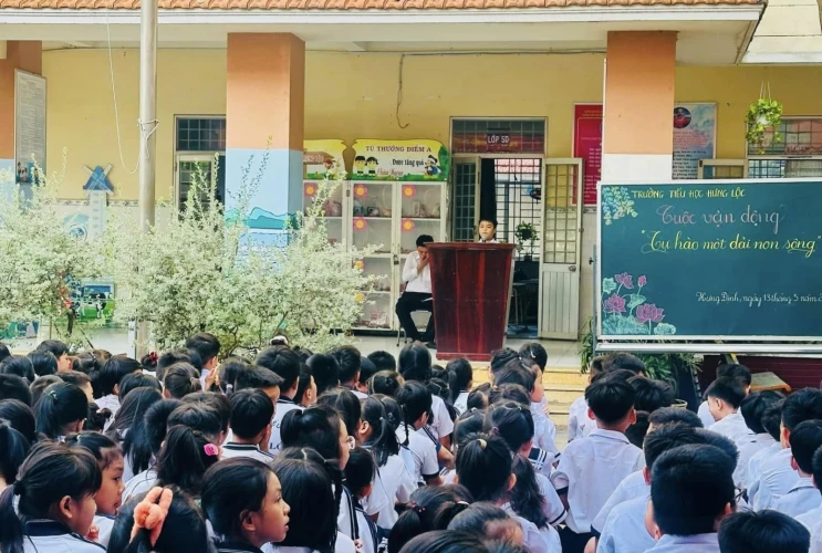 Tổ chức sinh hoạt chào cờ đầu tuần