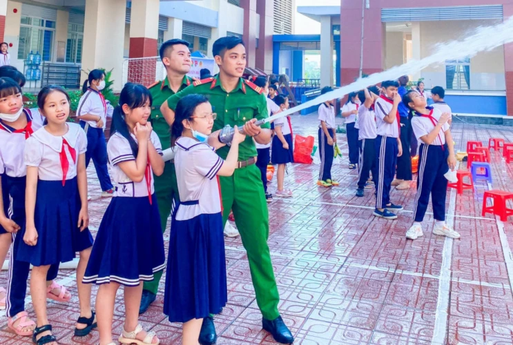 Tuyên truyền, huấn luyện, bồi dưỡng nghiệp vụ phòng cháy chữa cháy Trường tiểu học Kim Đồng năm 2024