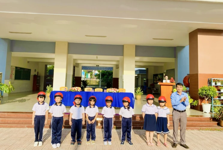 Trường Tiểu học Kim Đồng tổ chức chương trình trao tặng mũ bảo hiểm đạt chuẩn cho học sinh lớp 1 năm học 2023 - 2024