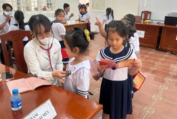 Trường Tiểu học Long Liên tổ chức khám sức khỏe định kỳ cho học sinh NH 2025-2026