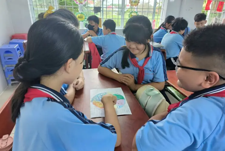 Học Tiếng Anh qua hoạt động STEM tại trường Tiểu học Long Liên