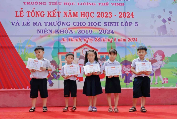 Tuyên dương và khen thưởng các hoạt động phong trào