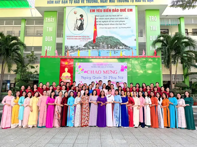 Hoạt động chào mừng Ngày Quốc tế Phụ nữ 8/3 tại Trường Tiểu học Lý Tự Trọng