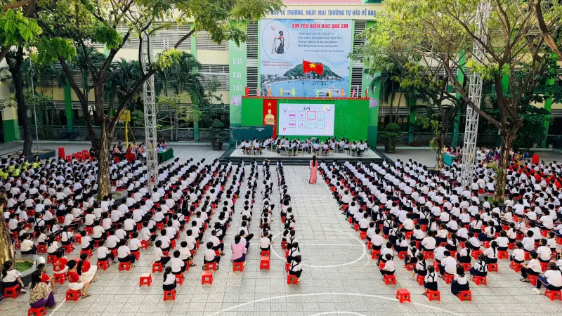 SÂN TRƯỜNG HÔM NAY BIẾN THÀNH “LỚP HỌC LỚN”