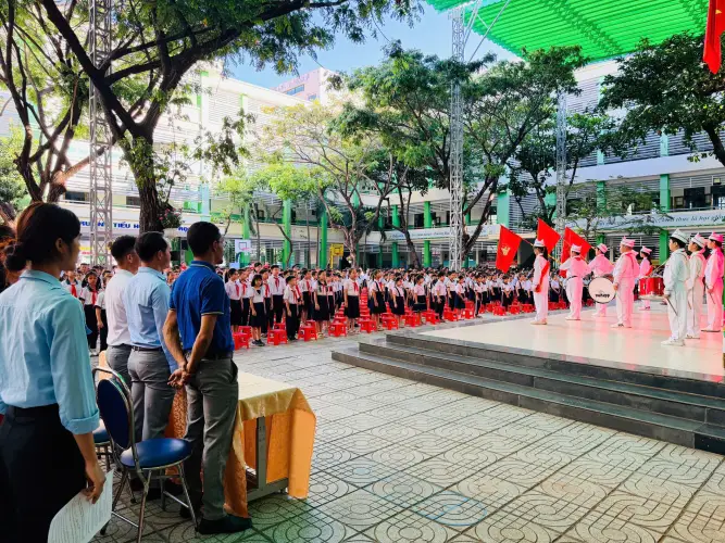 SINH HOẠT DƯỚI CỜ – TRAO THƯỞNG HỘI THI "KỂ CHUYỆN VÀ ĐỌC DIỄN CẢM" THEO SÁCH CẤP TRƯỜNG VÀ TRẢI NGHIỆM TIẾNG ANH THÚ VỊ