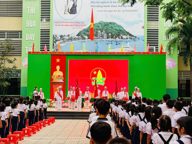 Sáng nay ngày 20/4/2026, trong không khí trang nghiêm và đầy năng lượng, toàn thể thầy cô và học sinh đã cùng tham gia buổi chào cờ đầu tuần với nhiều hoạt động ý nghĩa: