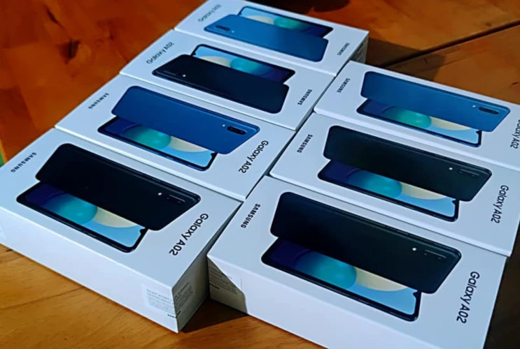 Tiếp tục Chương trình Trao tặng thiết bị học trực tuyến cho học sinh có hoàn cảnh khó khăn (năm học 2021 - 2022)