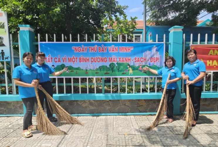 Tập thể trường hưởng ứng "Ngày thứ bảy văn minh"