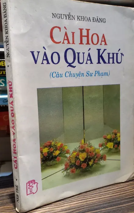 Cài hoa vào quá khứ