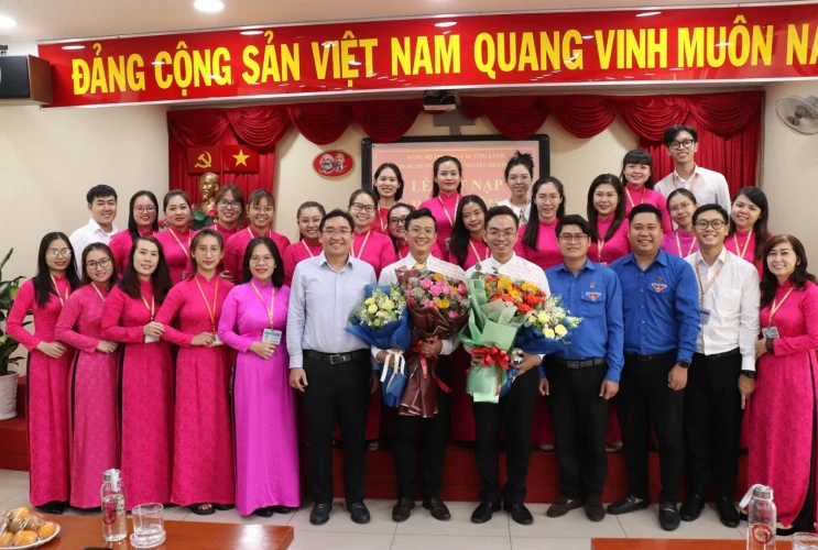 Chi bộ Trường Tiểu Học Nguyễn Thái Học kết nạp Đảng viên mới