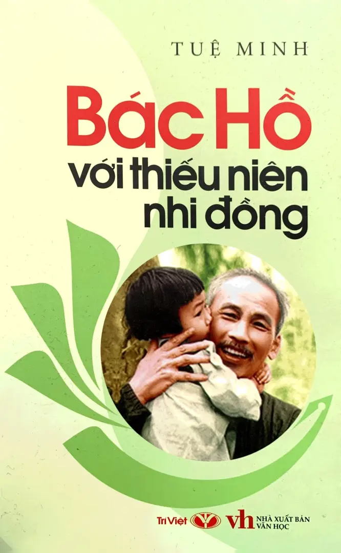 Bác Hồ với thiếu niên nhi đồng