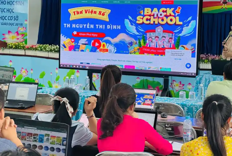 Đội ngũ cán bộ, giáo viên trường Tiểu học Nguyễn Thị Định tiếp cận giải pháp Thư viện số DLib K12