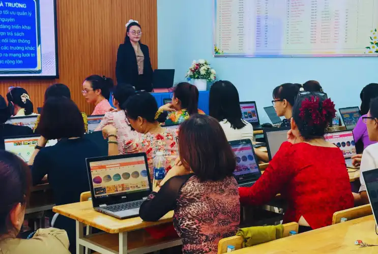 Đội ngũ cán bộ, giáo viên trường Tiểu học Nguyễn Thị Minh Khai tiếp cận giải pháp Thư viện số DLib K12