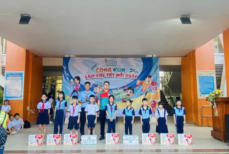 Hưởng ứng phong trào " Thiếu nhi Việt Nam - Học tập tốt, rèn luyện chăm"