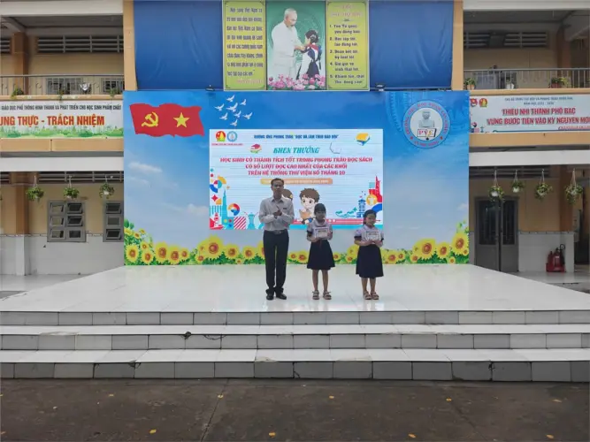 Thư viện trường Tiểu học Phạm Văn Chiêu tuyên dương học sinh tiêu biểu có thành tích tốt trong phong trào đọc sách Tháng 10