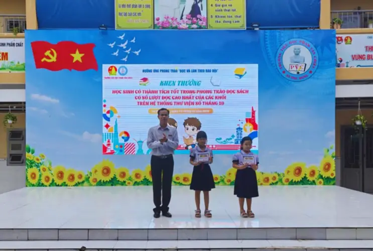Thư viện trường TH Phạm Văn Chiêu tuyên dương học sinh tiêu biểu có thành tích tốt trong phong trào đọc sách Tháng 10