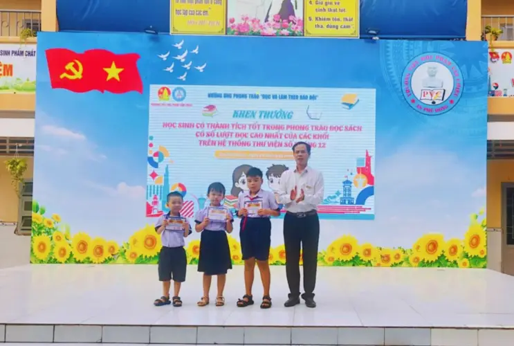 Tuyên dương học sinh tiêu biểu có thành tích tốt trong phong trào đọc sách Tháng 12
