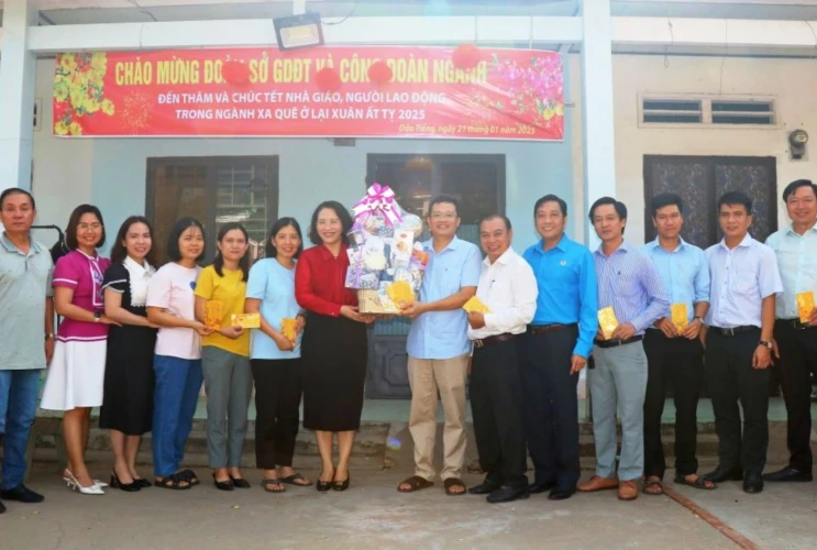 Thăm, tặng quà cho giáo viên đón tết xa quê