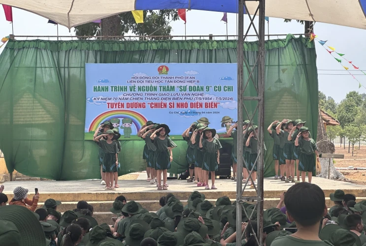 Hoạt động trải nghiệm "Một ngày em làm chiến sỹ"