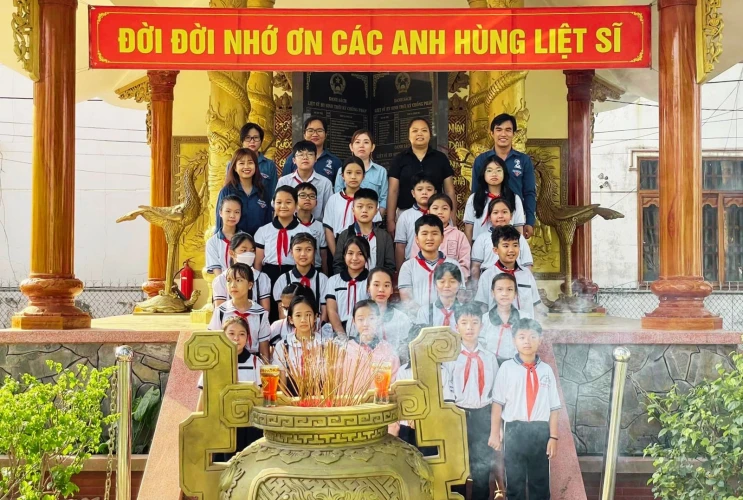 Tổ chức viếng thăm Mẹ Việt Nam Anh hùng