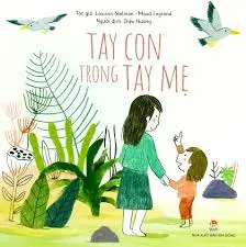 Tay con trong tay me