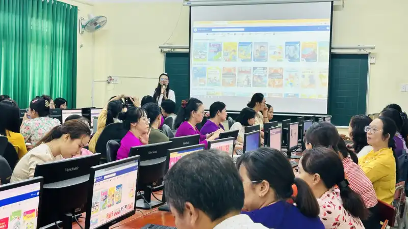Đội ngũ cán bộ, giáo viên trường Tiểu học Thuận Kiều tiếp cận giải pháp Thư viện số DLib K12