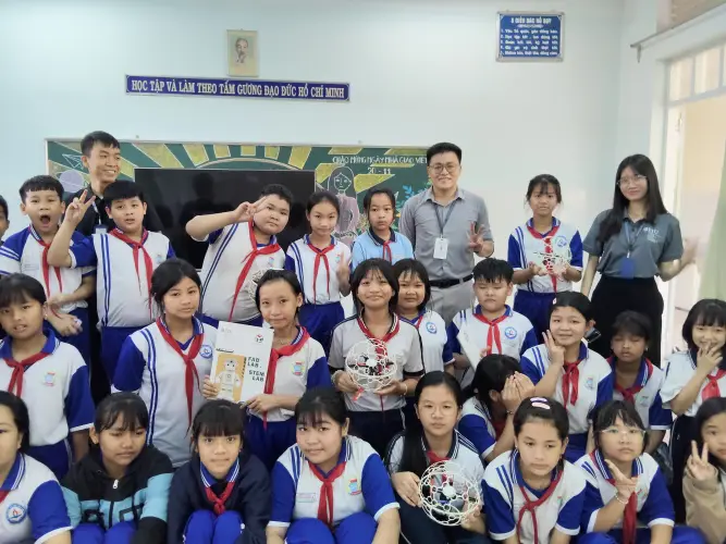Thư viện Trường Tiểu học Uyên Hưng B tổ chức hoạt động chuyên đề Trải nghiệm STEM