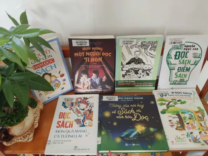Trưng bày giới thiệu sách phục vụ bạn đọc chào mừng Ngày Sách và Văn hóa đọc Việt Nam 21/4