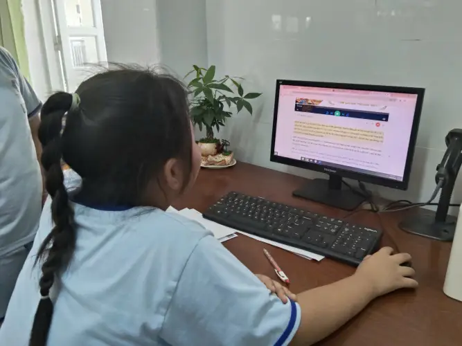 Thư viện trường tổ chức hướng dẫn học sinh cách thức đăng nhập truy cập và sử dụng tài nguyên thông tin trên Thư viện số