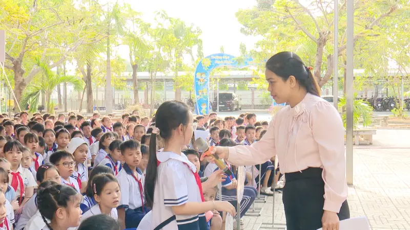 Tuyên truyền phòng chống bệnh Tay chân miệng tại Trường Tiểu học Uyên Hưng B